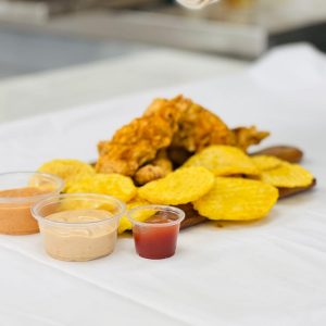 Crispy Strips with Honey - Potato 5 pieces وجبه كرسبي استربس بالعسل 5 قطع مع بطاطا والصوص الخاص